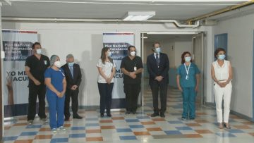 241220-11 VOCERÍA MINISTRO ENRIQUE PARIS JUNTO A PRIMEROS VACUNADOS EN CHILE6 (1)
