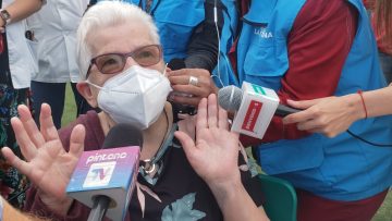 030221-08 VACUNACIÓN FUNCIONARIA MARGARITA ESCAURIAZA de 85 AÑOS 01