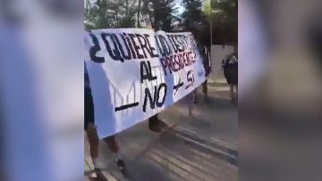 250421-01 CICLISTAS LLEGAN A LA CASA DEL PRESIDENTE PIÑERA 02