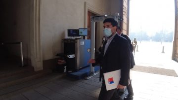 020621-05 MINISTRO ISAMIT LLEGA A LA MONEDA 02