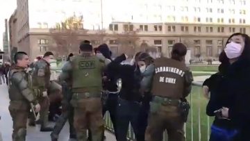 110821-02 ORGANIZACIONES EN TOMA DEL INDH SE ENCADENAN EN LA MONEDA 08