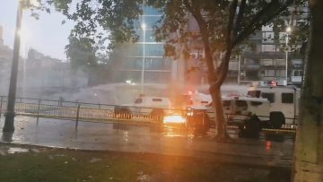 181021-13 MANIFESTANTES ATACAN A CARABINEROS CON MOLOTOV 01