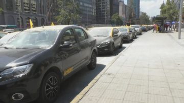 271021-06 TAXISTAS PROTESTAN EN LAS CERCANIAS DE LA MONEDA 1