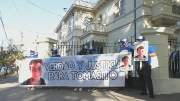 030222-02 FAMILIARES DE TOMAS BRAVO ENTREGAN CARTA A PRESIDENTE ELECTO GABRIEL BORIC 06