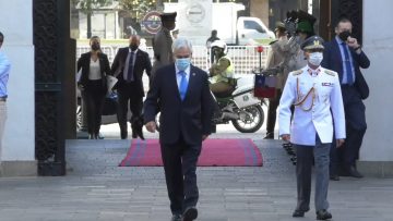 140222-01 LLEGADA PRESIDENTE PIÑERA A LA MONEDA 03