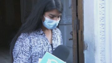 030322-09 SALIDA DE MUJER QUE ARROJA AGUA A PRESIDENTE PIÑERA 01