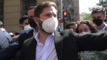 230322-01 PRESIDENTE BORIC SALE CAMINANDO DE LA MONEDA 05