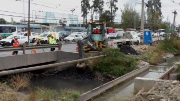260422-06 MINISTRO DE OBRAS PÚBLICAS Y ALCALDE DE MAIPÜ INSPECCIONAN OBRAS DEL CANAL SANTA MARTA 04 (1)