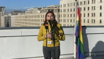 280622-02 MINISTRA DEL TRABAJO Y PREVISIÓN SOCIAL IZAN EN LA TERRAZA DE LA DIRECCIÓN DEL TRABAJO LA BANDERA DE LA COMUNIDAD LGBTI 04