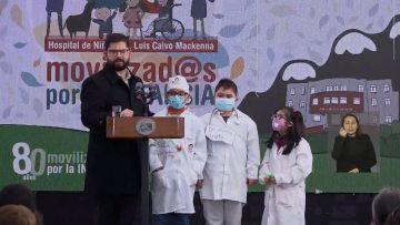 290722-09 PRESIDENTE BORIC LLEGA A CEREMONIA DE ANIVERSARIO DEL HOSPITAL LUIS CALVO MACKENNA 04 (1)
