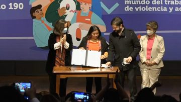 290822-05 PRESIDENTE BORIC FIRMA MENSAJE PRESIDENCIAL PARA LA RATIFICACIÓN DEL CONVENIO 190 DE LA OIT 12