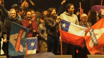 010922-12 ALCALDESA DE SANTIAGO Y EX CONSTITUYENTES EN ACTO DE CIERRE DEL APRUEBO 04