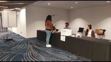 030922-01 PAOLA MATTA. PRIMERA PERSONA EN VOTAR, EN AUCKLAND, NUEVA ZELANDIA 03