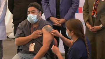 111022-02 MINISTRA DE SALUD DA INICIO AL PROCESO DE INOCULACIÓN CON LA VACUNA BIVALENTE CONTRA EL COVID-19 11