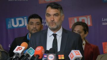 181022-DIRECTIVA UDI PRESENTA DOCUMENTO ELABORADO POR EL PARTIDO QUE SE LLAMA CHILE RETROCEDIÓ 10