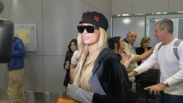 021122-01 PARIS HILTON LLEGA A CHILE 05