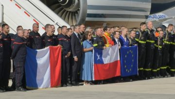 14022305 MINISTRA DE RREE RECIBE A BOMBEROS FRANCESES QUE COLABORARÁ EN EL COMBATE DE INCENDIOS FORESTALES EN LA ZONA CENTRO 08