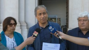 17032303 PUNTO DE PRENSA COLEGIO DE PROFESORES RM ENTREGA CARTA EN LA MONEDA (01)