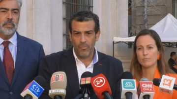 21032301 CANDIDATOS A CONSEJERO CONSTITUCIONAL DE LA UDI ENTREGAN CARTA EN LA MONEDA 04