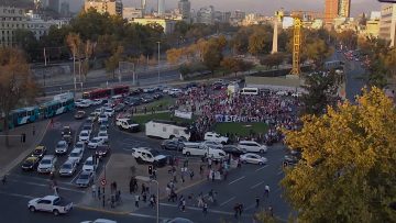 06042323 TOMA AEREA DE MANIFESTACIÓN EN PLAZA ITALIA PRO CARABINEROS 05