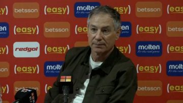 080423DEP03 CONFERENCIA DE PRENSA POST PARTIDO DEL DT DE U.CATÓLICA, ARIEL HOLAN (01)