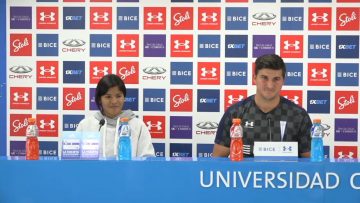 180423DEP03 CONFERENCIA DE PRENSA DT UNIVERSIDAD CATÓLICA FEMENINO, ÁNGEL HUALDE, JUNTO A LA JUGADORA BÁRBARA KOSTER. 01