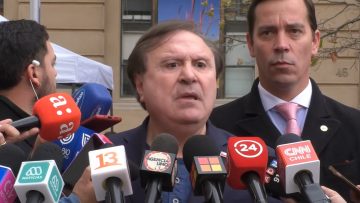 24052303 DIPUTADOS UDI ENTREGAN CARTA EN LA MONEDA 01