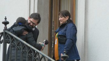 09062312 PRESIDENTE BORIC REGALA PELUCHE A NIÑA 10