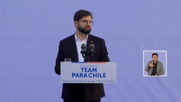 15062318 PRESIDENTE BORIC RECIBE AL TEAM PARA CHILE EN LA MONEDA 12