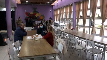 23062313 AUTORIDADES VISITAN ESCUELA COMODORO ARTURO MERINO BENÍTEZ HABILITADA COMO ALBERGUE 06