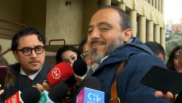 12072302 LLEGADA DEL MINISTRO DE EDUCACIÓN AL CONGRESO.mp4 01