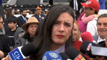 19092305 DECLARACIONES DE LA MINISTRA VALLEJOS TRAS PARADA MILITAR 05