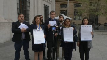 28092301 REPRESENTANTES DE DIRECTIVAS DE COLEGIOS PROFESIONALES DE LA SALUD ENTREGAN CARTA EN EL PALACIO DE LA MONEDA 08