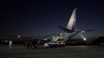 04102307 VUELO FACH CON 30 PERSONAS EXPULSADAS DEL PAÍS 3