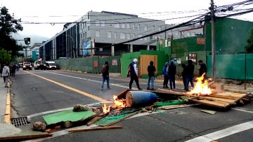11102301 BARRICADAS FUERA DEL HOSPITAL SALVADOR 04