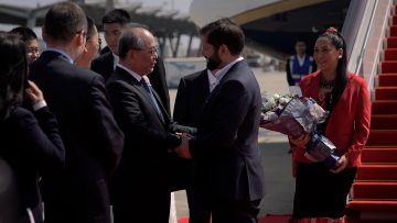141023CHN01 PRESIDENTE GABRIEL BORIC ATERRIZÓ EN CHENGDÚ, CHINA 04