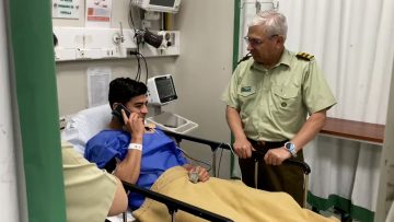 18102308 APOYO VISITA GENERAL YAÑEZ A CARABINERO HERIDO EN PLAZA ITALIA 05