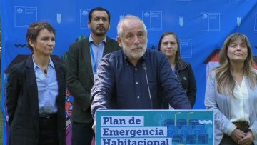 04112301 MINISTROS MONTES Y TOHÁ ENTREGAN SUBSIDIOS DS1 A FAMILIAS BENEFICIADAS 04