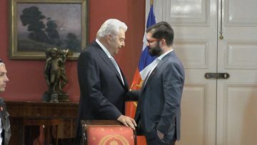 08112303 PRESIDENTE BORIC RECIBE EN LA MONEDA A MARIO KREUTZBERGER 07