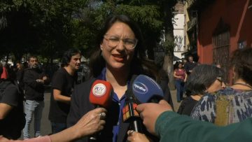 13112316 DECLARACIONES DE LA ALCALDESA DE SANTIAGO EN VELORIO DE JOAN JARA 02