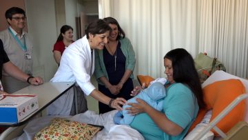 01012407 MINISTRAS DE SALUD Y DESARROLLO SOCIAL (S) VISITAN A PRIMER BEBÉ NACIDO EN 2024 EN LA RM 08