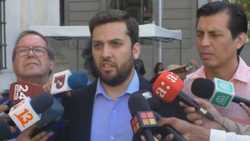 02012408 DIPUTADO SOTO Y ALCALDES ENTREGAN CARTA EN LA MONEDA 03