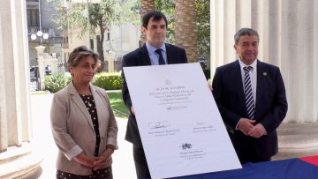 11012412 AUTORIDADES FIRMAN CONVENIO PARA RECUPERACIÓN DE EDIFICIO HUNEEUS 01 (1)