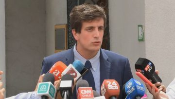 31012413 DIPUTADO SCHALPER EN LA MONEDA 01 (1)
