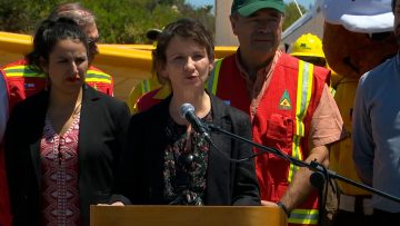 MINISTROS INSPECCIONAN INSTALACIONES DE HELICÓPTEROS Y AVIONES CISTERNA (03) (1)