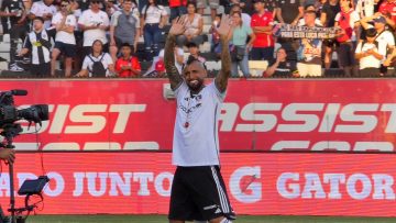 010224DEP03 APOYOS PRESENTACIÓN DE ARTURO VIDAL EN ESTADIO MONUMENTAL 01