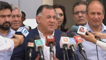 27022402 DIRIGENTES SINDICALES JUNTO A PARLAMENTARIOS ENTREGAN CARTA EN LA MONEDA 20}