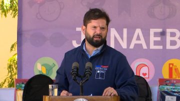 04032410 PRESIDENTE ENTREGA ÚTILES ESCOLARES A AFECTADOS POR INCENDIOS 03 (1)
