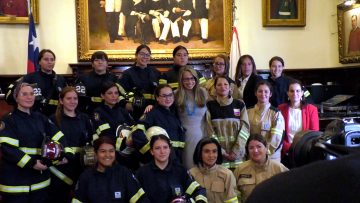 06032404 CANCILLER Y EMBAJADORA DE EE.UU. ENTREGA A BOMBEROS PACKS DE PROTECCIÓN