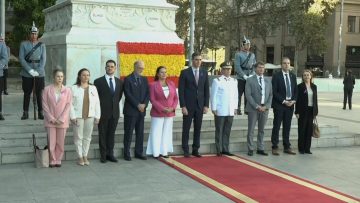08032404 PEDRO SÁNCHEZ DEJA OFRENDA FLORAL EN MONUMENTO DE O’HIGGINS 02